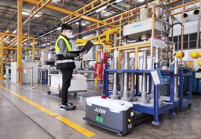 智能搬運(yùn)工新成員 小海豚引領(lǐng)倉(cāng)儲(chǔ)業(yè)高效變革